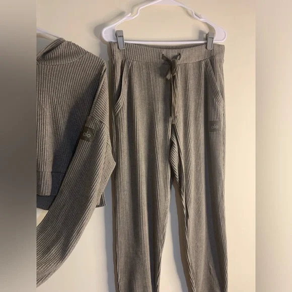 ALO Yoga Muse Sweatshirt & Sweatpants in Olive Tree Heather - Picture 3 of 11